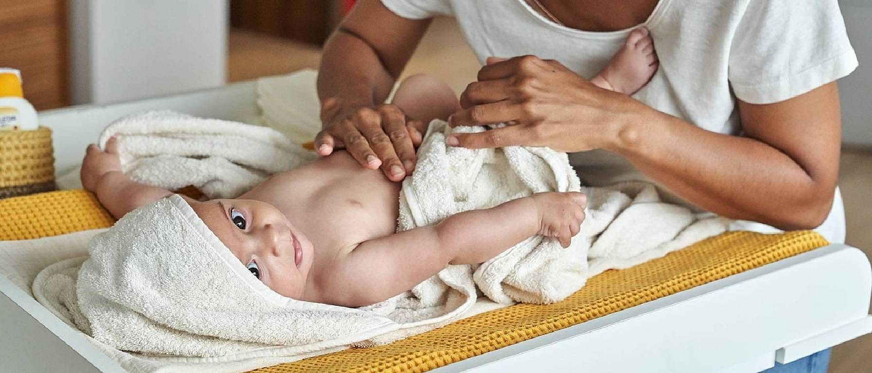 Moeder geeft haar baby een massage