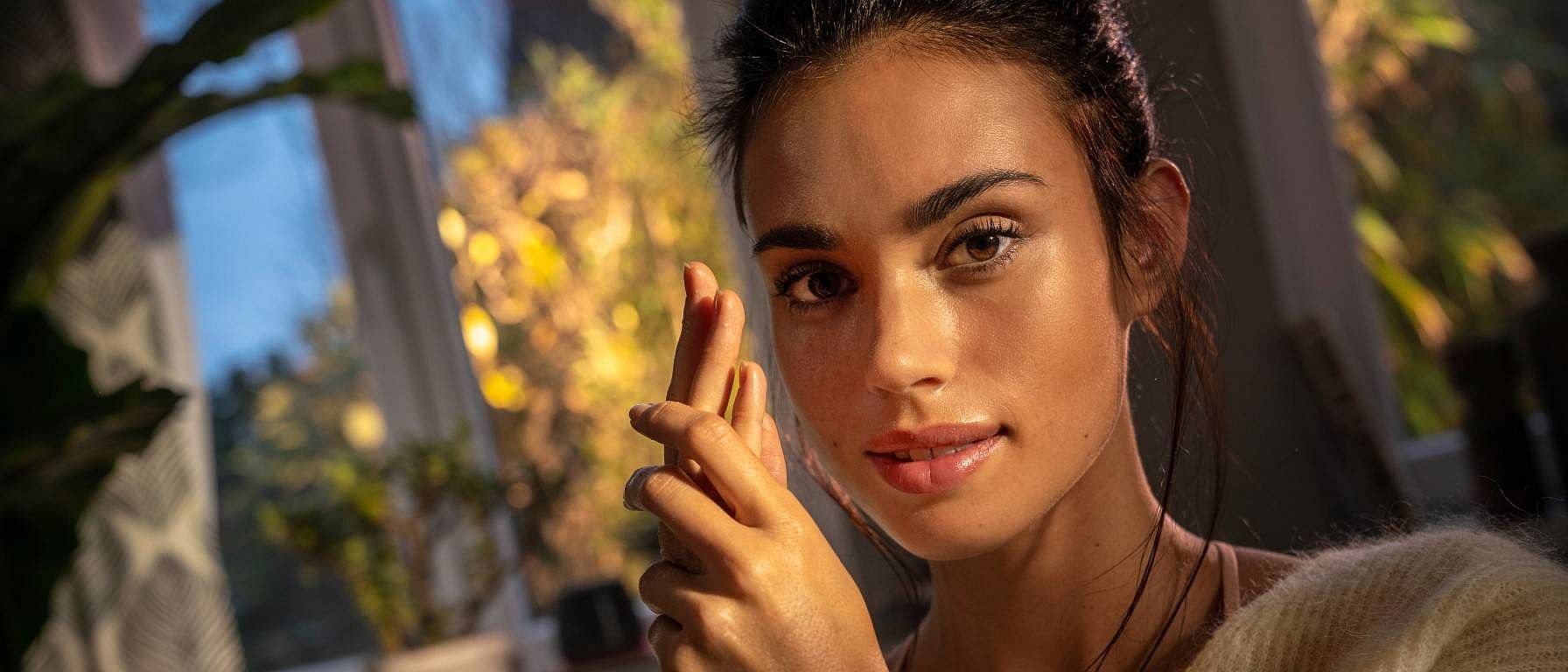 Femme avec les mains sur le visage