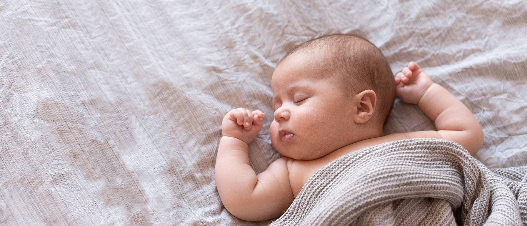 Bébé couché sur un tapis