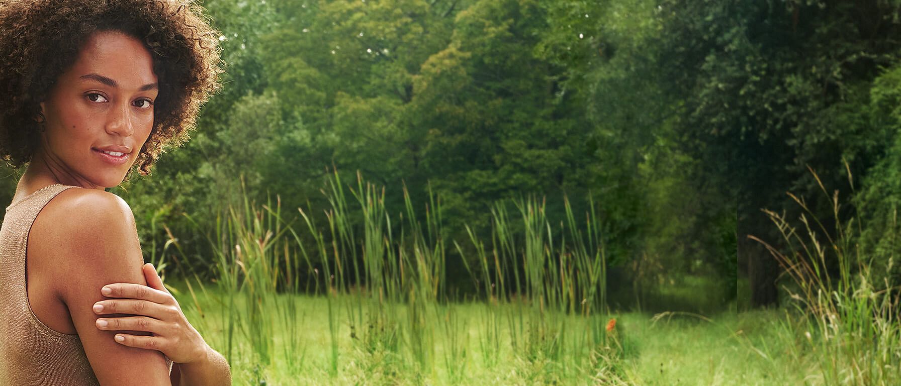 Vrouw danst tussen de bloemen