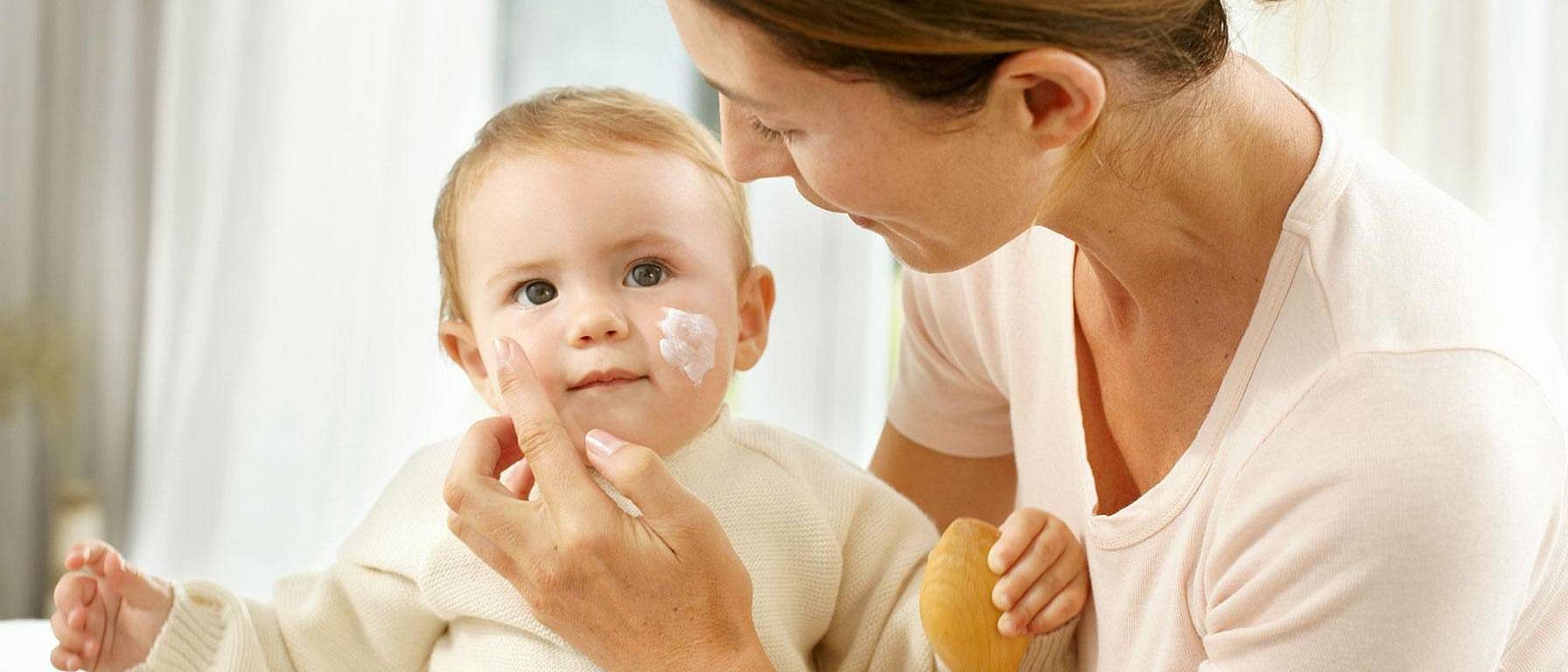 Moeder verzorgt baby