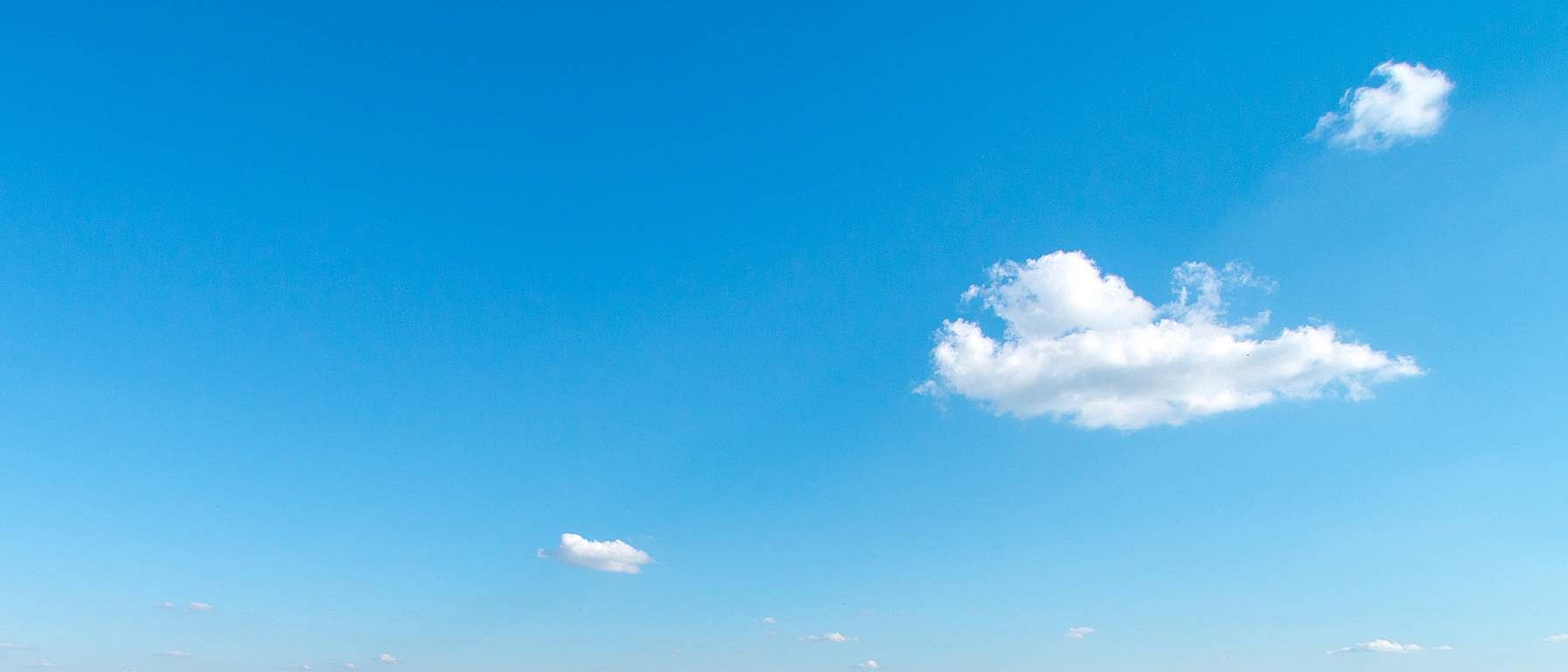 Blauwe lucht met wolkje