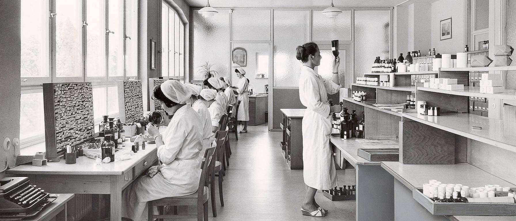 Photo historique en noir et blanc d'une pharmacie Weleda