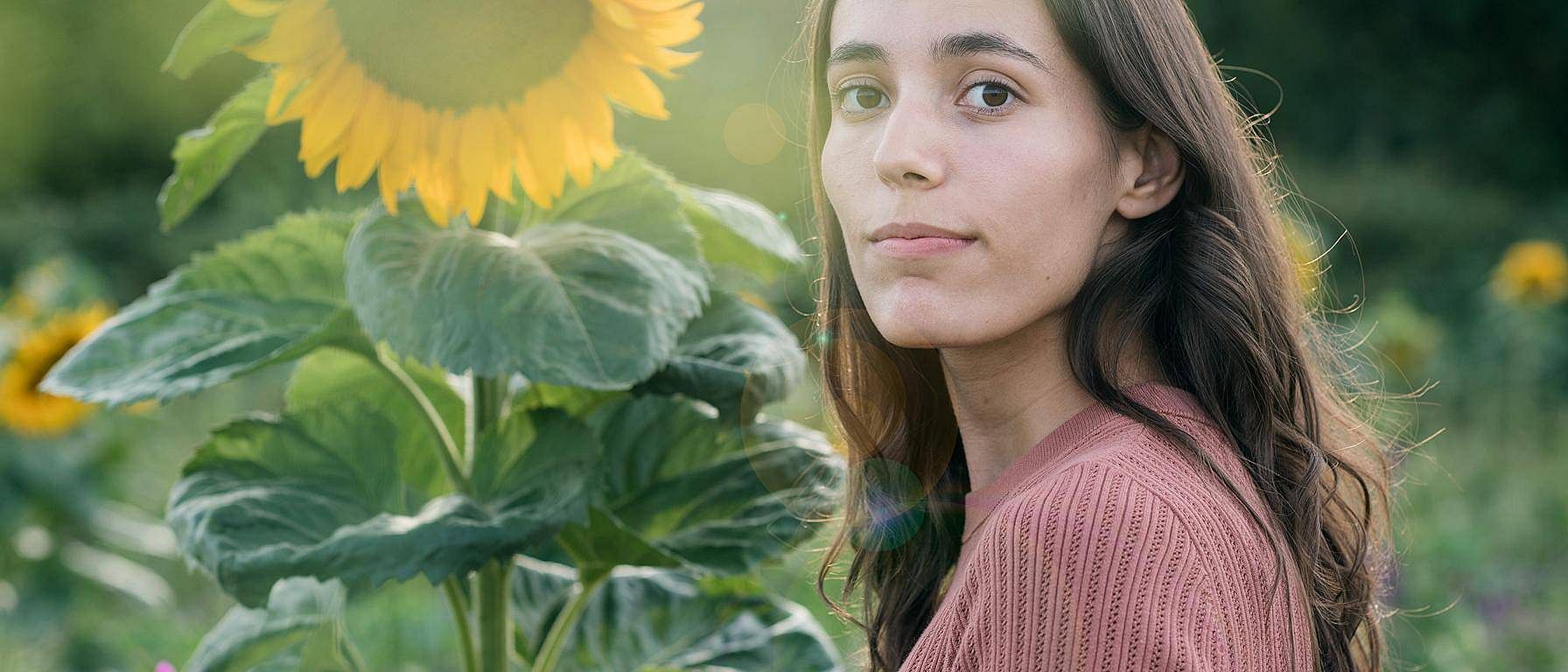 Une femme dans un champ de tournesols