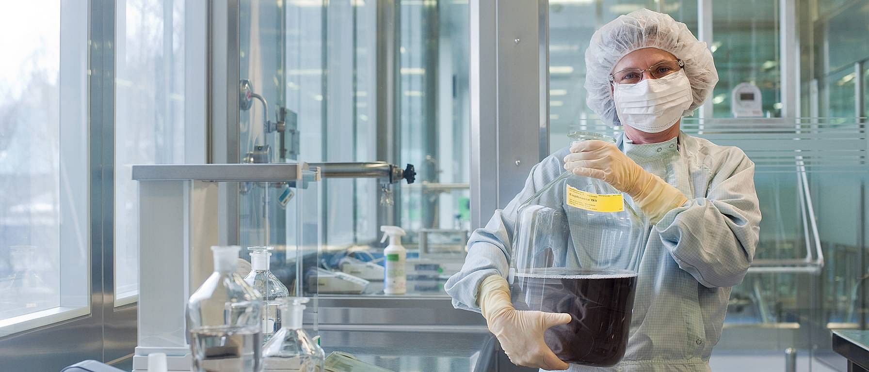 Une femme dans une pharmacie Weleda