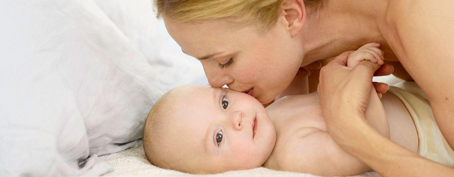 Baby die gemasseerd wordt