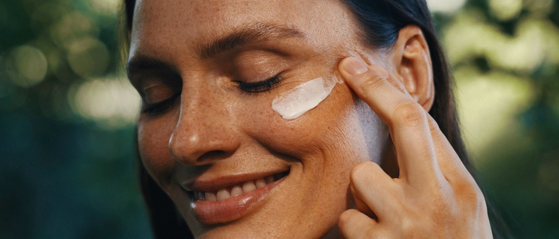 Femme appliquant de la crème