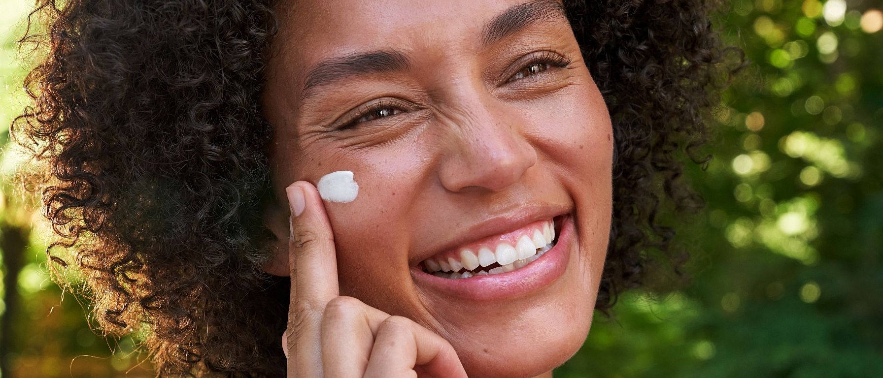 Femme appliquant de la crème