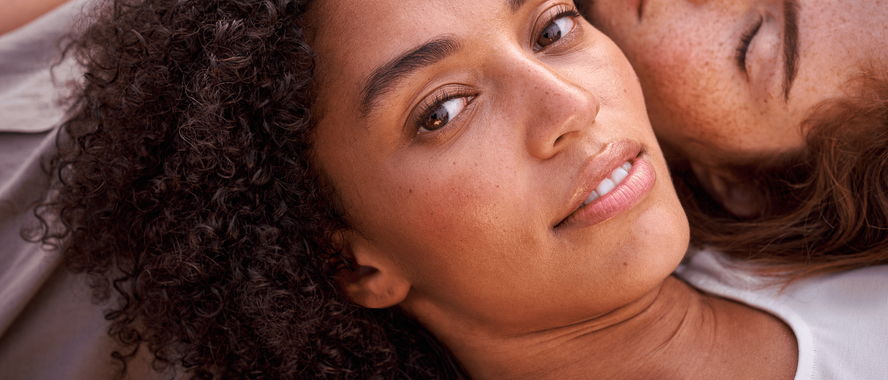 Deux femmes sont allongées l'une à côté de l'autre