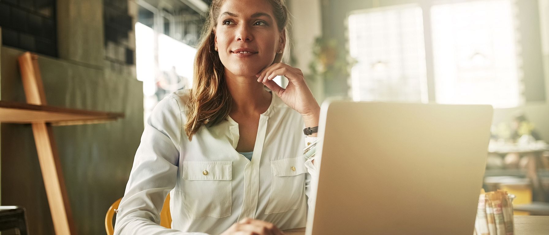 Vrouw achter haar computer