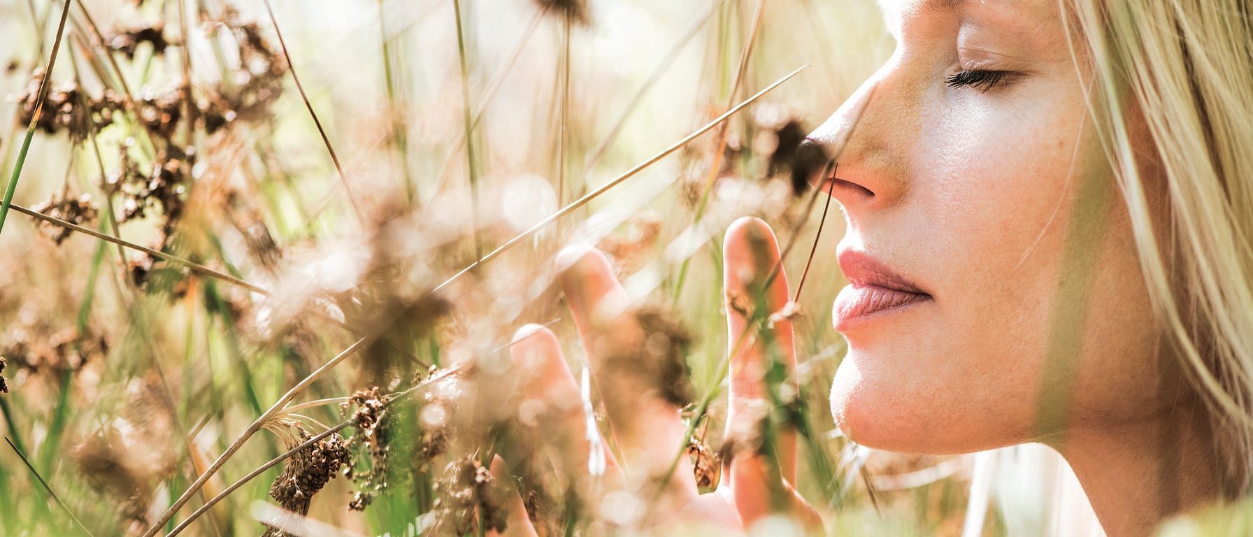 Vrouw ruikt aan een bloem