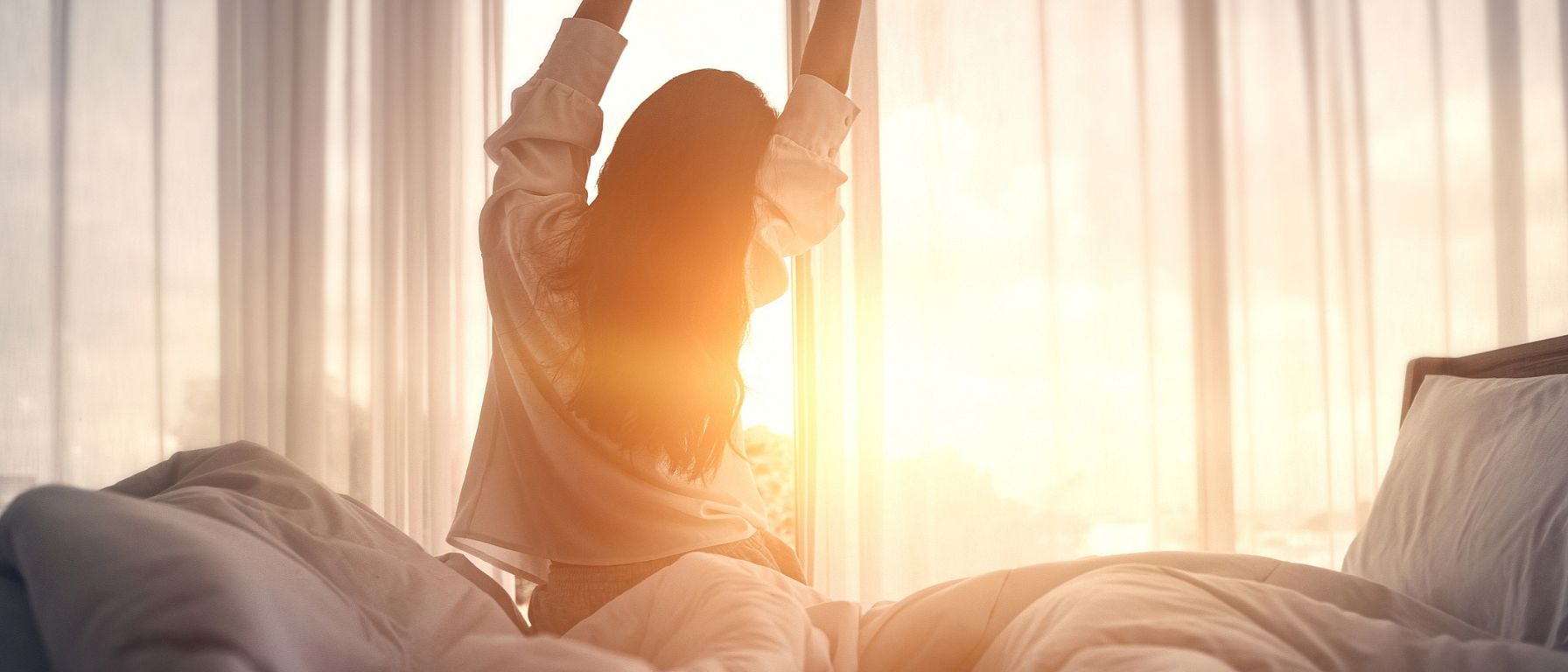Vrouw die opstaat uit bed