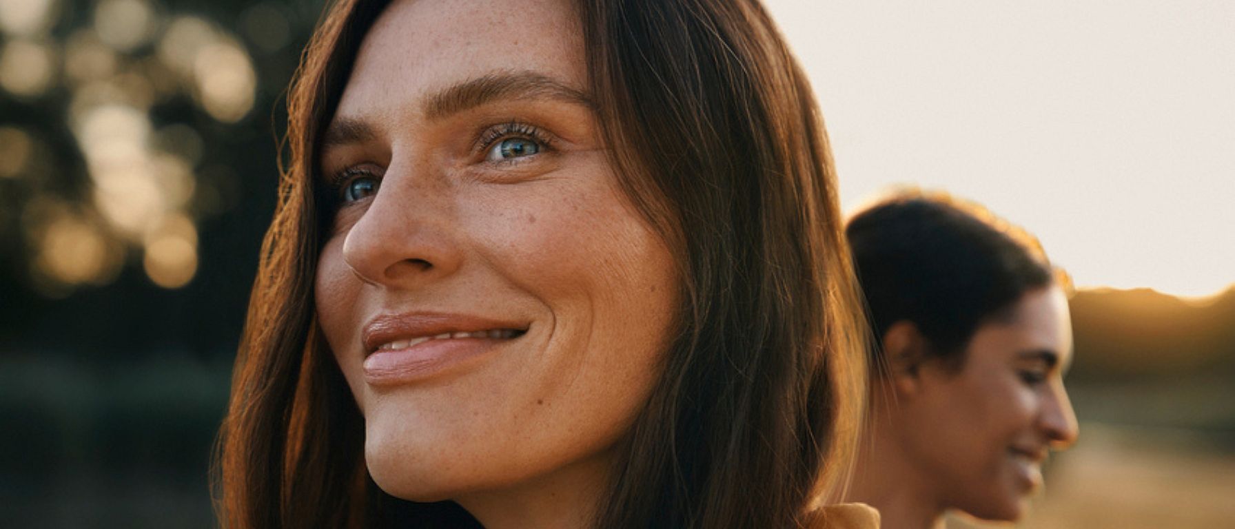 Twee vrouwen buiten in de zon