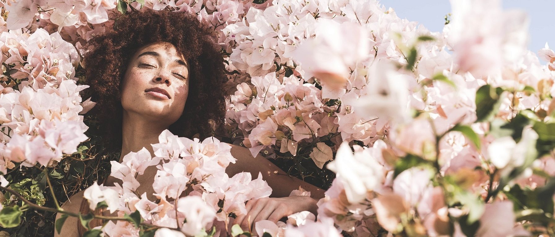 Vrouw tussen de bloemen