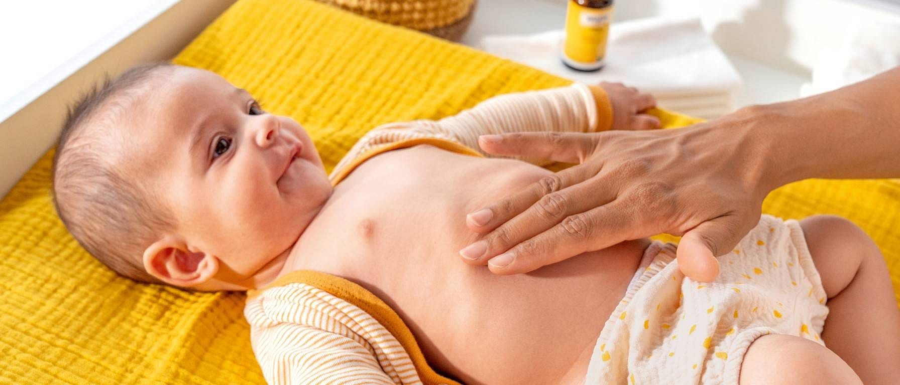 Mère caressant le ventre d'un bébé