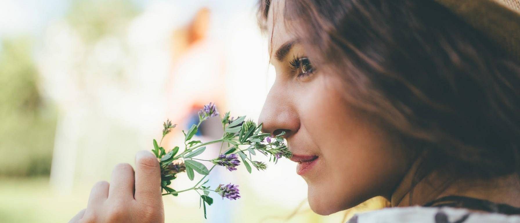 Vrouw ruikt aan lavendel