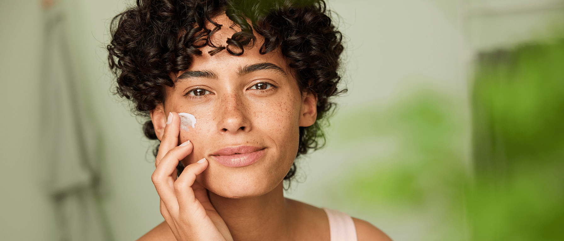 Une femme se lave le visage