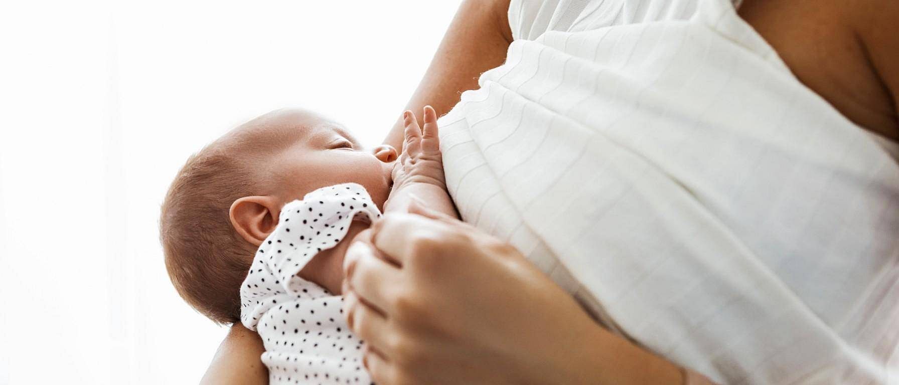 Moeder die borstvoeding geeft