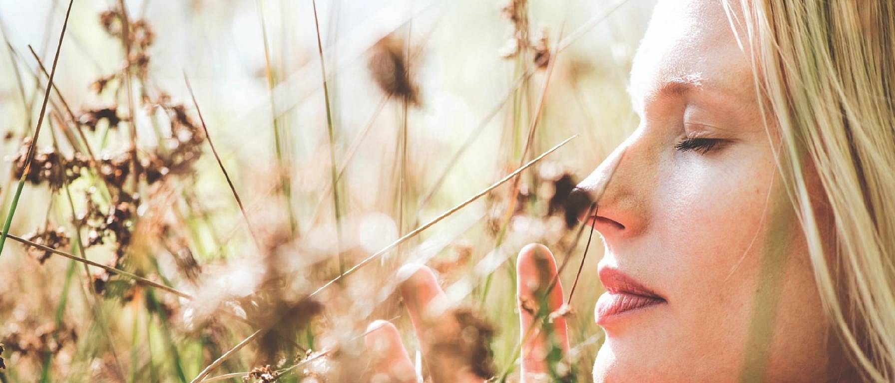 Vrouw die ruikt aan een bloem