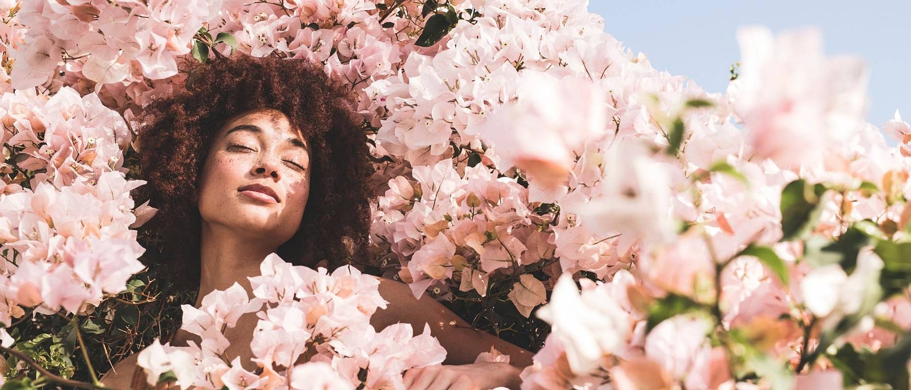 Vrouw tussen de bloemen