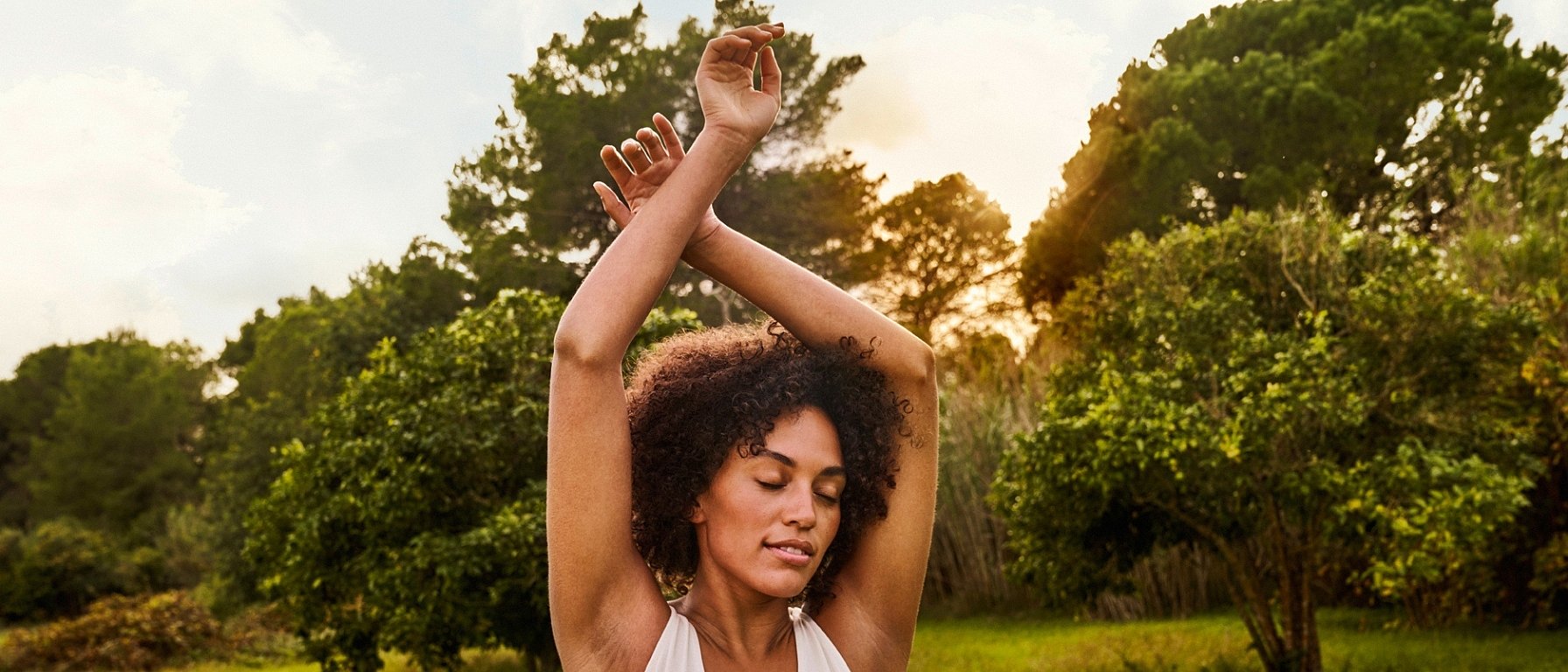 Vrouw met haar armen in de lucht
