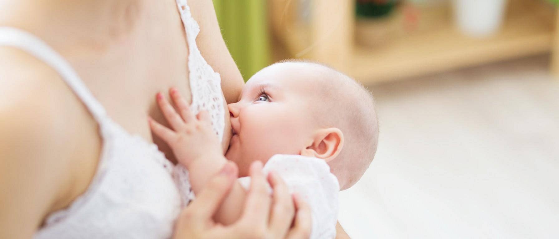 Baby krijgt borstvoeding