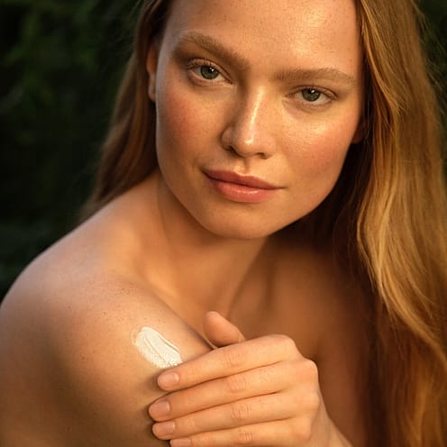 Vrouw smeert Skin Food Dagcrème
