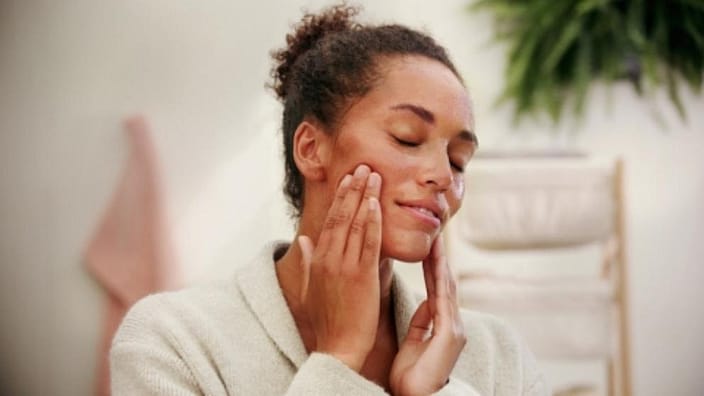 Vrouw doet haar skincare