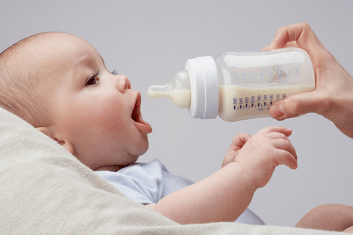Baby krijgt een flesje