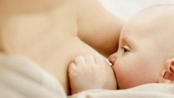 Baby krijgt borstvoeding