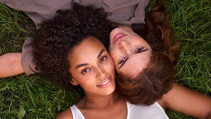 Twee vrouwen naast elkaar