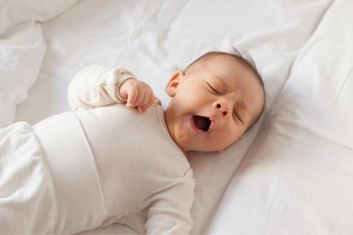 Baby die gaapt