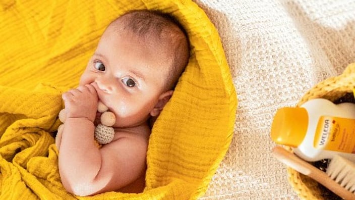 Baby ingewikkeld in handdoek