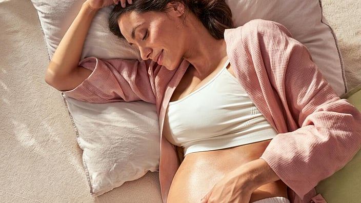 Femme grossesse sur le lit
