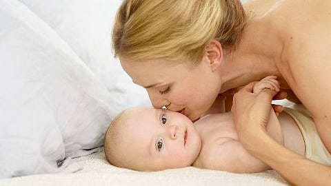 Baby die gemasseerd wordt
