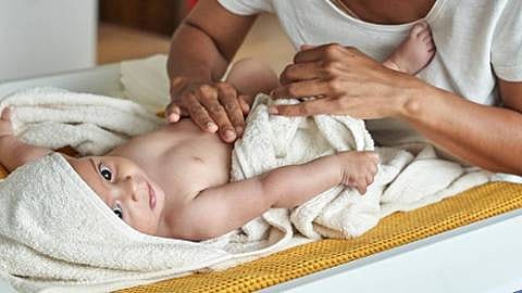 Moeder geeft haar baby een massage