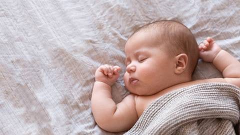 Baby ligt op een kleedje