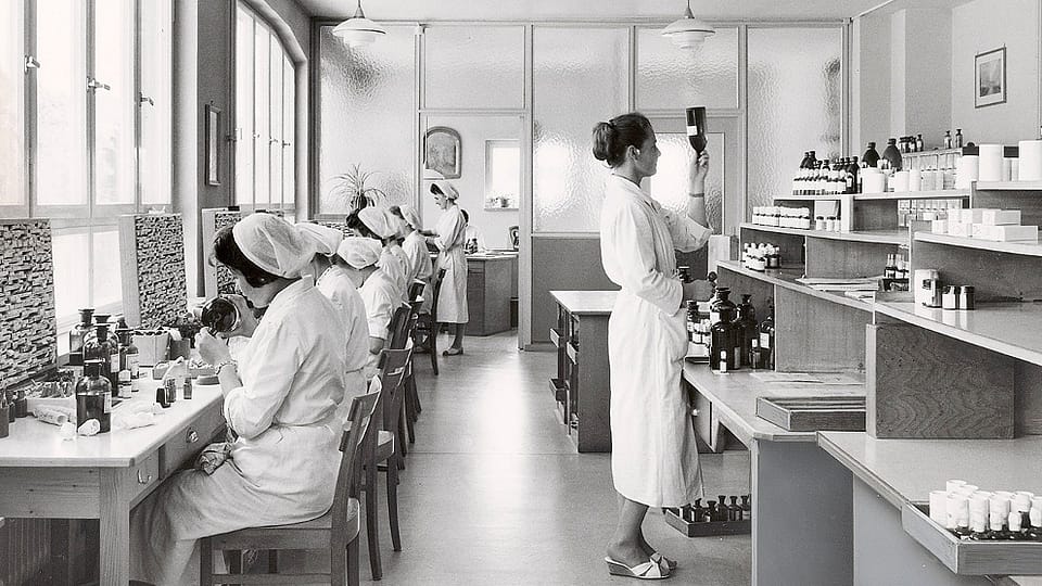 Photo historique en noir et blanc d'une pharmacie Weleda