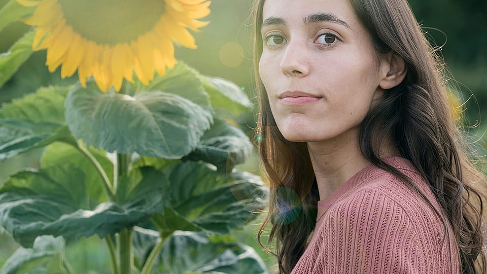 Vrouw bij zonnebloemen