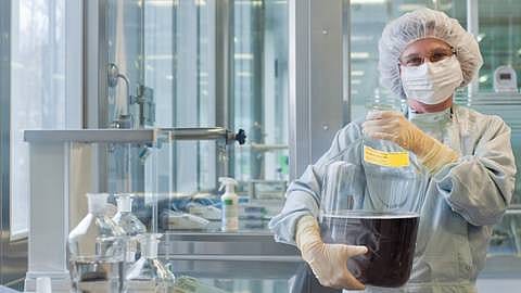 Weleda apotheker aan het werk in de apotheek