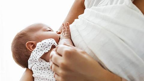 Moeder die borstvoeding geeft
