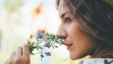 Vrouw ruikt aan lavendel