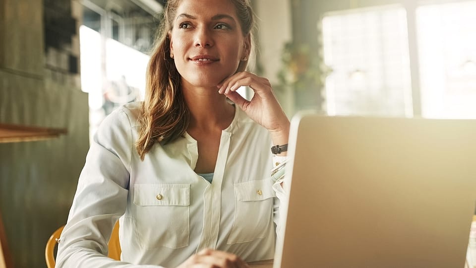 Vrouw achter haar computer