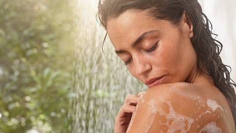 Vrouw in de douche