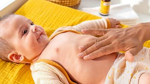 Bébé avec des crampes