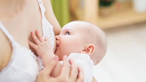 Le bébé est allaité