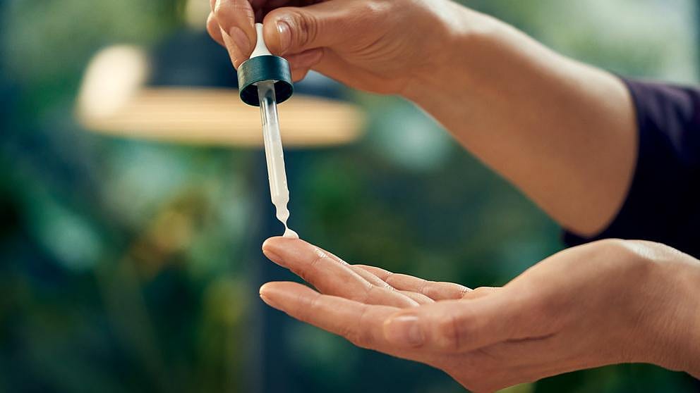 Verstevigend Serum wordt op de hand gedruppelt